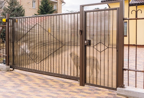 Купить ворота из профлиста с элементами ковки, с металлическими столбами в рамке или под дерево в Глазове от 152835 руб